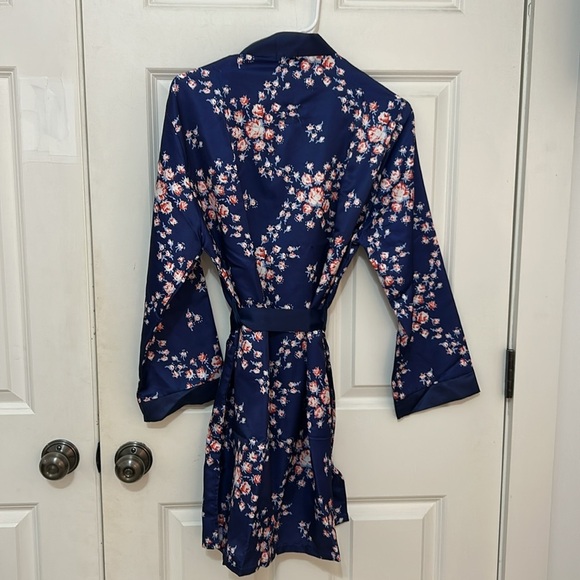 Morgan Lane FabFitFun floral Robe size small/medium satin robe short navy blue - Picture 3 of 7